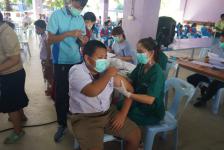 เทศบาลนครแม่สอดจัดบริการฉีดวัคซีนเข็มที่ 2 สำหรับนักเรียนอายุ 5-11 ปี ณ โรงเรียนเทศบาลวัดชุมพลคีรี