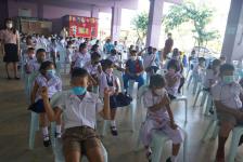 เทศบาลนครแม่สอดจัดบริการฉีดวัคซีนเข็มที่ 2 สำหรับนักเรียนอายุ 5-11 ปี ณ โรงเรียนเทศบาลวัดชุมพลคีรี