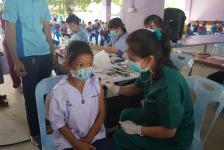 เทศบาลนครแม่สอดจัดบริการฉีดวัคซีนเข็มที่ 2 สำหรับนักเรียนอายุ 5-11 ปี ณ โรงเรียนเทศบาลวัดชุมพลคีรี