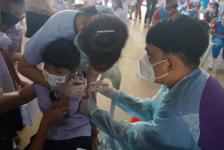 เทศบาลนครแม่สอดจัดบริการฉีดวัคซีนเข็มที่ 2 สำหรับนักเรียนอายุ 5-11 ปี ณ โรงเรียนเทศบาลวัดชุมพลคีรี