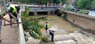 ออกดำเนินการเก็บขนเศษวัชพืชในลำห้วย บริเวณสะพานวัดชุมพล