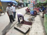 ออกดำเนินการเปลี่ยนฝาท่อระบายน้ำชำรุด บริเวณตลาดสดพาเจริญ (เส้นศาลพ่อท้าว)