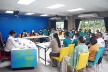 รองนายกเทศมนตรีนครแม่สอดนครแม่สอด จัดประชุมพนักงานเทศบาล พนักงานจ้าง กองการศึกษาเทศบาลนครแม่สอด