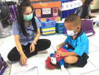 คลินิกชุมชนอบอุ่นเทศบาลนครแม่สอด ออกให้บริการตรวจสุขภาพเด็กนักเรียนศูนย์พัฒนาเด็กเล็กวัดอรัญญเขต