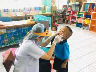 คลินิกชุมชนอบอุ่นเทศบาลนครแม่สอด ออกให้บริการตรวจสุขภาพเด็กนักเรียนศูนย์พัฒนาเด็กเล็กวัดอรัญญเขต