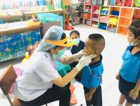 คลินิกชุมชนอบอุ่นเทศบาลนครแม่สอด ออกให้บริการตรวจสุขภาพเด็กนักเรียนศูนย์พัฒนาเด็กเล็กวัดอรัญญเขต