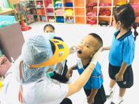 คลินิกชุมชนอบอุ่นเทศบาลนครแม่สอด ออกให้บริการตรวจสุขภาพเด็กนักเรียนศูนย์พัฒนาเด็กเล็กวัดอรัญญเขต