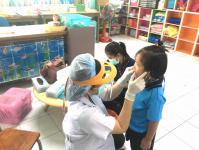 คลินิกชุมชนอบอุ่นเทศบาลนครแม่สอด ออกให้บริการตรวจสุขภาพเด็กนักเรียนศูนย์พัฒนาเด็กเล็กวัดอรัญญเขต