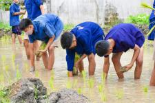 โรงเรียนเทศบาลวัดดอนแก้ว ร่วมกับชมรมพุทธศาสตร์สากล จัดกิจกรรมรณรงค์ต้านสิ่งเสพติดและการใช้กัญชาในสถานศึกษา