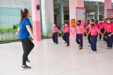 โรงเรียนเทศบาลวัดดอนแก้ว ร่วมกับชมรมพุทธศาสตร์สากล จัดกิจกรรมรณรงค์ต้านสิ่งเสพติดและการใช้กัญชาในสถานศึกษา