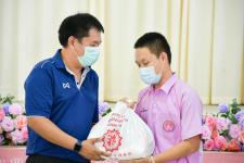 แม่สอดมูลนิธิสามัคคีการกุศล ร่วมกับสถานศึกษาโรงเรียนเทศบาลเฉลิมพระเกียรติฯ มอบถุงยังชีพ ฯ