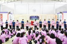 แม่สอดมูลนิธิสามัคคีการกุศล ร่วมกับสถานศึกษาโรงเรียนเทศบาลเฉลิมพระเกียรติฯ มอบถุงยังชีพ ฯ