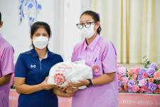 แม่สอดมูลนิธิสามัคคีการกุศล ร่วมกับสถานศึกษาโรงเรียนเทศบาลเฉลิมพระเกียรติฯ มอบถุงยังชีพ ฯ
