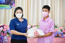 แม่สอดมูลนิธิสามัคคีการกุศล ร่วมกับสถานศึกษาโรงเรียนเทศบาลเฉลิมพระเกียรติฯ มอบถุงยังชีพ ฯ