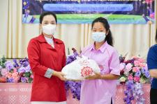 แม่สอดมูลนิธิสามัคคีการกุศล ร่วมกับสถานศึกษาโรงเรียนเทศบาลเฉลิมพระเกียรติฯ มอบถุงยังชีพ ฯ