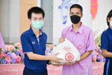 แม่สอดมูลนิธิสามัคคีการกุศล ร่วมกับสถานศึกษาโรงเรียนเทศบาลเฉลิมพระเกียรติฯ มอบถุงยังชีพ ฯ