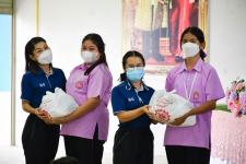 แม่สอดมูลนิธิสามัคคีการกุศล ร่วมกับสถานศึกษาโรงเรียนเทศบาลเฉลิมพระเกียรติฯ มอบถุงยังชีพ ฯ