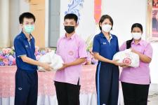 แม่สอดมูลนิธิสามัคคีการกุศล ร่วมกับสถานศึกษาโรงเรียนเทศบาลเฉลิมพระเกียรติฯ มอบถุงยังชีพ ฯ