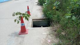 ออกสำรวจและวัดขนาดฝาท่อระบายน้ำชำรุด บริเวณข้างถนนโรงเรียนราษฎร์วิทยา(ตี่มิ้ง)