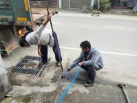 ออกดำเนินการทะลวงท่อระบายน้ำอุดตัน บริเวณหน้าร้านนำชัยสปอร์ต (ร้านขายชุดกีฬา) บริเวณตลาดบ้านเหนือ