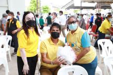 มอบเครื่องอุปโภค บริโภค ให้แก่ผู้มีรายได้น้อย และผู้ประสบปัญหาทางสังคมต่างๆ จำนวน 250 ชุด