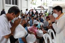 มอบเครื่องอุปโภค บริโภค ให้แก่ผู้มีรายได้น้อย และผู้ประสบปัญหาทางสังคมต่างๆ จำนวน 250 ชุด