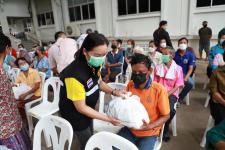 มอบเครื่องอุปโภค บริโภค ให้แก่ผู้มีรายได้น้อย และผู้ประสบปัญหาทางสังคมต่างๆ จำนวน 250 ชุด