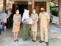 งานสังคมสงเคราะห์ลงพื้นที่มอบเครื่องอุปโภค-บริโภค แก่ครัวเรือนผู้ประสบปัญหาด้านการครองชีพ