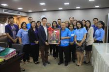 กองยุทธศาสตร์และงบประมาณ ร่วมใจมอบของที่ระลึกแก่ปลัดเทศบาล ในโอกาสที่โอนย้ายไปดำรงตำแหน่ง ณ เทศบาลนครเชียงราย