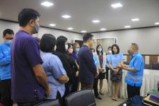 กองยุทธศาสตร์และงบประมาณ ร่วมใจมอบของที่ระลึกแก่ปลัดเทศบาล ในโอกาสที่โอนย้ายไปดำรงตำแหน่ง ณ เทศบาลนครเชียงราย