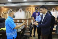 กองยุทธศาสตร์และงบประมาณ ร่วมใจมอบของที่ระลึกแก่ปลัดเทศบาล ในโอกาสที่โอนย้ายไปดำรงตำแหน่ง ณ เทศบาลนครเชียงราย