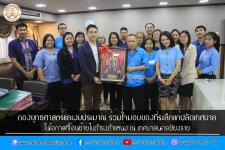 กองยุทธศาสตร์และงบประมาณ ร่วมใจมอบของที่ระลึกแก่ปลัดเทศบาล ในโอกาสที่โอนย้ายไปดำรงตำแหน่ง ณ เทศบาลนครเชียงราย