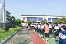 ผู้อำนวยการสถานศึกษาโรงเรียนเทศบาลเฉลิมพระเกียรติฯ กล่าวให้โอวาทนักเรียนภาคเรียนที่ 2 ประจำปีการศึกษา 2565