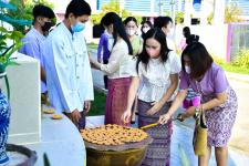 โรงเรียนเทศบาลเฉลิมพระเกียรติฯ จัดกิจกรรมสืบสานประเพณีวันลอยกระทง ประจำปี 2565