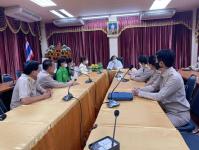 นายกเทศมนตรีนครแม่สอดพร้อมคณะผู้บริหารเทศบาล ผู้บริหารโรงเรียน เป็นตัวแทนรับมอบลำโพงพร้อมไมโครโฟนจากโรงเรียนกวดวิชาฮักภาษา