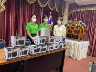 นายกเทศมนตรีนครแม่สอดพร้อมคณะผู้บริหารเทศบาล ผู้บริหารโรงเรียน เป็นตัวแทนรับมอบลำโพงพร้อมไมโครโฟนจากโรงเรียนกวดวิชาฮักภาษา