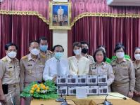 นายกเทศมนตรีนครแม่สอดพร้อมคณะผู้บริหารเทศบาล ผู้บริหารโรงเรียน เป็นตัวแทนรับมอบลำโพงพร้อมไมโครโฟนจากโรงเรียนกวดวิชาฮักภาษา