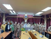 นายกเทศมนตรีนครแม่สอดพร้อมคณะผู้บริหารเทศบาล ผู้บริหารโรงเรียน เป็นตัวแทนรับมอบลำโพงพร้อมไมโครโฟนจากโรงเรียนกวดวิชาฮักภาษา