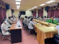 นายกเทศมนตรีนครแม่สอดพร้อมคณะผู้บริหารเทศบาล ผู้บริหารโรงเรียน เป็นตัวแทนรับมอบลำโพงพร้อมไมโครโฟนจากโรงเรียนกวดวิชาฮักภาษา