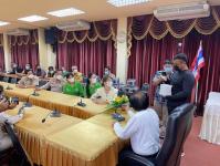 นายกเทศมนตรีนครแม่สอดพร้อมคณะผู้บริหารเทศบาล ผู้บริหารโรงเรียน เป็นตัวแทนรับมอบลำโพงพร้อมไมโครโฟนจากโรงเรียนกวดวิชาฮักภาษา