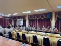 นายกเทศมนตรีนครแม่สอดพร้อมคณะผู้บริหารเทศบาล ผู้บริหารโรงเรียน เป็นตัวแทนรับมอบลำโพงพร้อมไมโครโฟนจากโรงเรียนกวดวิชาฮักภาษา