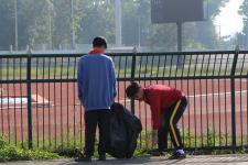 นายกเทศมนตรีนครแม่สอดพร้อมคณะผู้บริหารลงพื้นที่ตรวจความเรียบร้อยในการปรับปรุงสนามกีฬาให้พร้อมใช้งาน