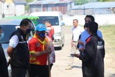 นายกเทศมนตรีนครแม่สอดพร้อมคณะผู้บริหารลงพื้นที่ตรวจความเรียบร้อยในการปรับปรุงสนามกีฬาให้พร้อมใช้งาน