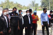 นายกเทศมนตรีนครแม่สอดพร้อมคณะผู้บริหารลงพื้นที่ตรวจความเรียบร้อยในการปรับปรุงสนามกีฬาให้พร้อมใช้งาน