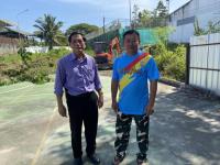 รองนายกเทศมนตรีนครแม่สอดพร้อมด้วยผู้บริหารโรงเรียนกีฬาเทศบาลนครแม่สอดเข้าปรับปรุงและทำความสะอาดสนามเทนนิส