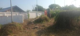 รองนายกเทศมนตรีนครแม่สอดพร้อมด้วยผู้บริหารโรงเรียนกีฬาเทศบาลนครแม่สอดเข้าปรับปรุงและทำความสะอาดสนามเทนนิส