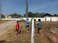 รองนายกเทศมนตรีนครแม่สอดพร้อมด้วยผู้บริหารโรงเรียนกีฬาเทศบาลนครแม่สอดเข้าปรับปรุงและทำความสะอาดสนามเทนนิส