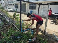 รองนายกเทศมนตรีนครแม่สอดพร้อมด้วยผู้บริหารโรงเรียนกีฬาเทศบาลนครแม่สอดเข้าปรับปรุงและทำความสะอาดสนามเทนนิส