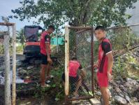 รองนายกเทศมนตรีนครแม่สอดพร้อมด้วยผู้บริหารโรงเรียนกีฬาเทศบาลนครแม่สอดเข้าปรับปรุงและทำความสะอาดสนามเทนนิส