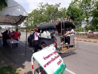 กองสวัสดิการสังคมร่วมกับงานป้องกันและบรรเทาสาธารณภัย และประธานชุมชน ลงพื้นที่ตั้งด่านตรวจ คัดกรอง